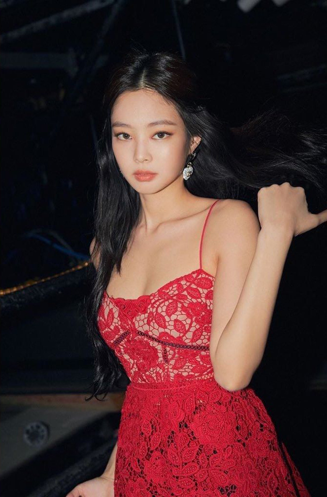 Lụa nào cũng đẹp vì Jennie, bao gồm cả váy ren đỏ kém sang không lối thoát từng khiến nhiều sao Việt lọt hố - Ảnh 3.
