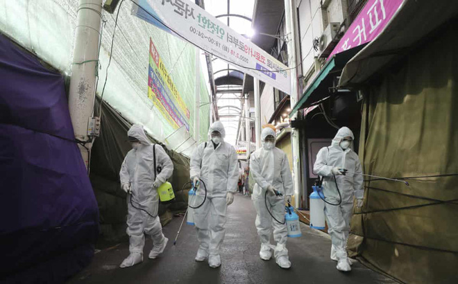  Hàn Quốc: 28.000 người có triệu chứng cúm ở tâm dịch Daegu sẽ được kiểm tra y tế  - Ảnh 1.