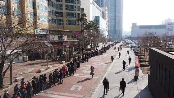 Tại tâm dịch virus corona ở Hàn Quốc lúc này: Người dân rồng rắn xếp hàng dài trăm mét mua khẩu trang - Ảnh 4.