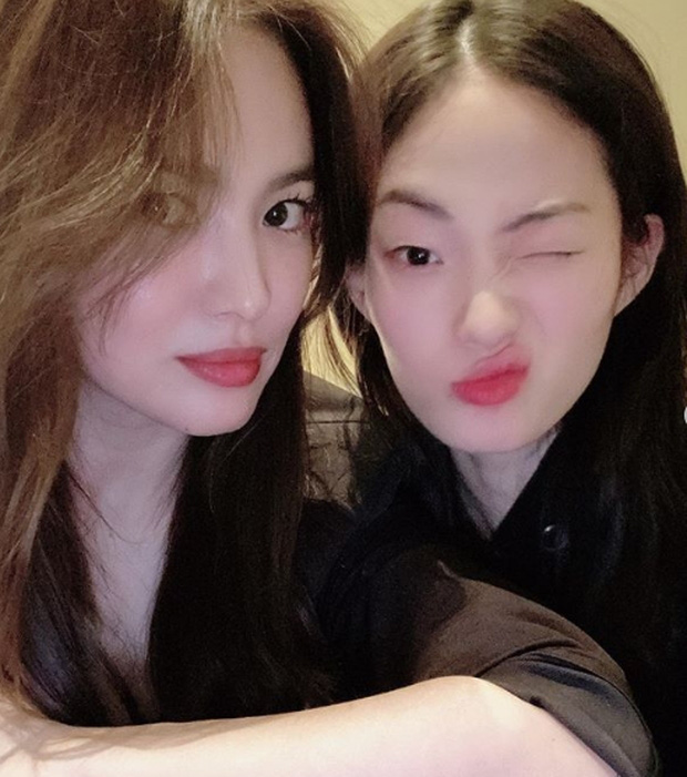 Bị Knet chê đã có tuổi, Song Hye Kyo đáp lại chỉ với 2 bức ảnh selfie: Đường nét và làn da đỉnh thế này còn chê cái gì? - Ảnh 3.