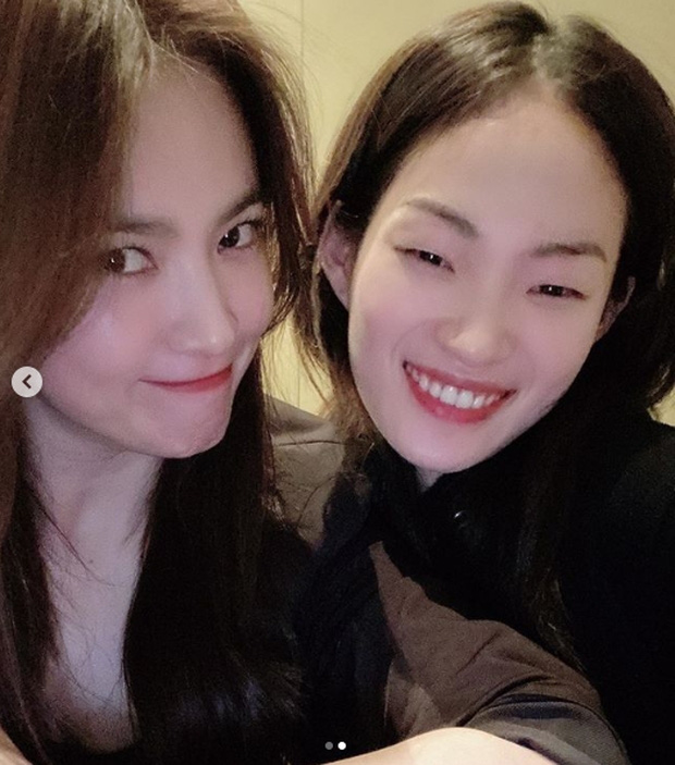 Bị Knet chê đã có tuổi, Song Hye Kyo đáp lại chỉ với 2 bức ảnh selfie: Đường nét và làn da đỉnh thế này còn chê cái gì? - Ảnh 4.