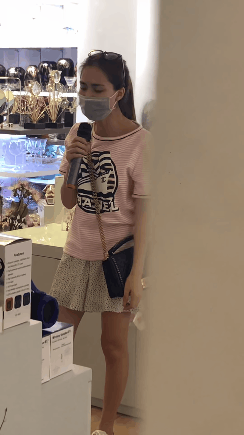 Dịch tr&agrave;n lan kh&ocirc;ng cản nổi đam m&ecirc; ca h&aacute;t: Đeo c&aacute;i khẩu trang v&agrave;o l&agrave; vẫn cất cao giọng như thường! - Ảnh 11.