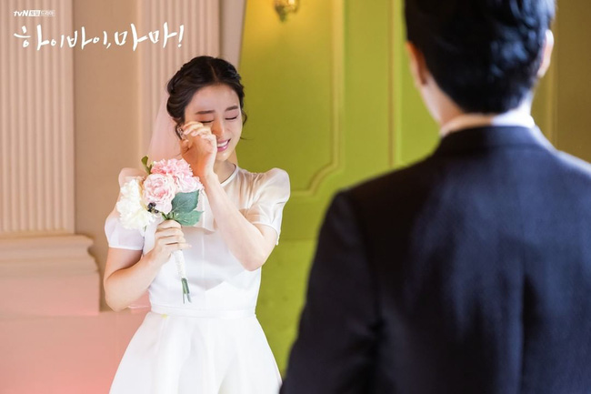 Kim Tae Hee xinh ngất ngây khi một lần nữa mặc váy cưới nhưng chắc không thể sánh bằng “cô dâu xịn” bên Bi Rain - Ảnh 2.