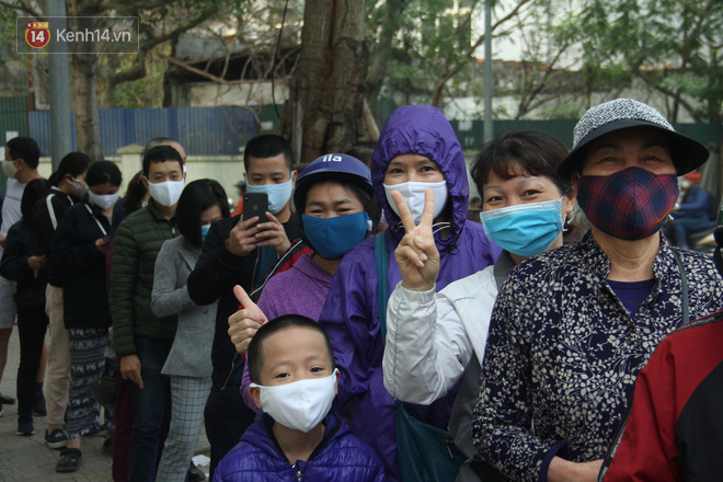 Người Hà Nội vui vẻ xếp hàng cả tiếng để mua khẩu trang: “Dù dịch Covid-19 đã kiểm soát tốt nhưng gia đình tôi không chủ quan - Ảnh 8.