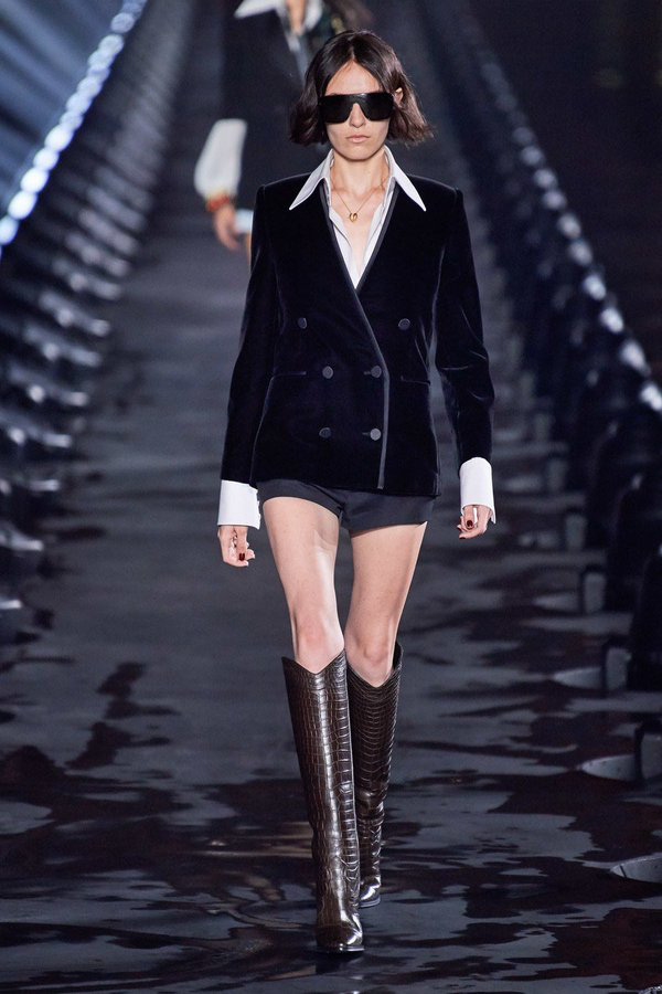 Rosé bê nguyên style quen thuộc đi show Saint Laurent: Đơn giản nhưng vẫn tỏa mị lực ngút ngàn, ai cũng “wow” với đôi chân trắng thon nõn nà - Ảnh 4.