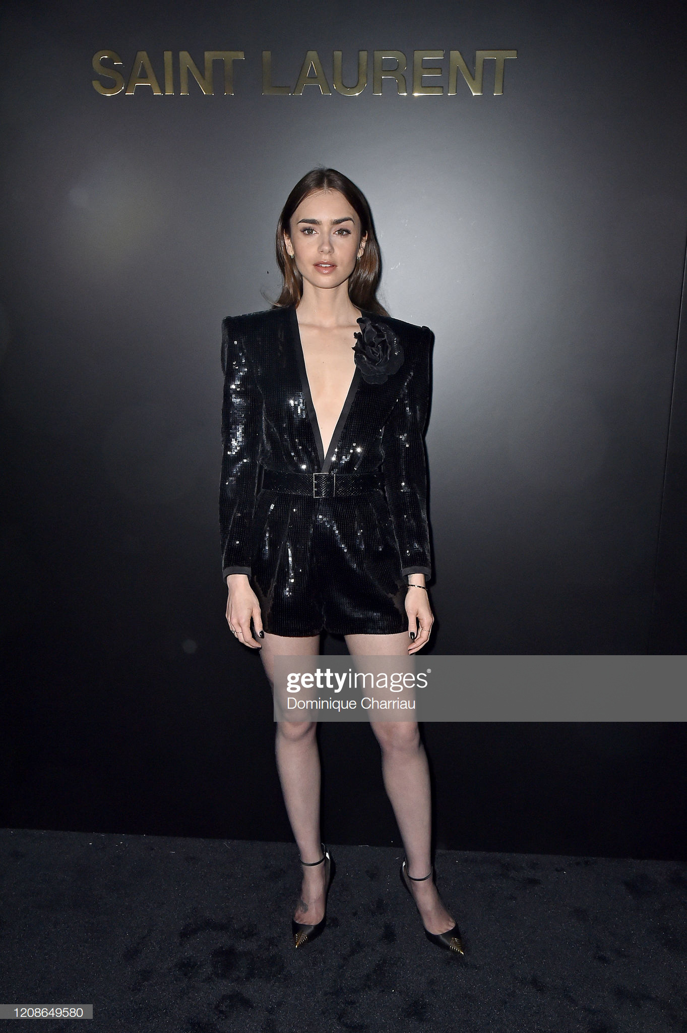 Rosé bê nguyên style quen thuộc đi show Saint Laurent: Đơn giản nhưng vẫn tỏa mị lực ngút ngàn, ai cũng “wow” với đôi chân trắng thon nõn nà - Ảnh 7.