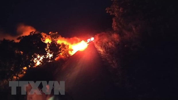 Gia Lai: Xe bồn chở 12.000 l&iacute;t xăng đột ngột bốc ch&aacute;y giữa đường - Ảnh 1.