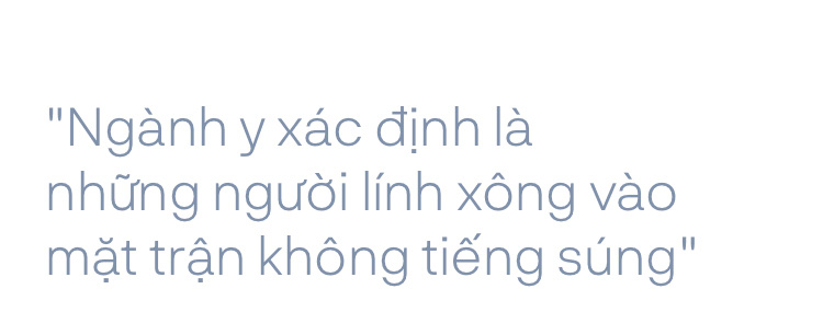 Các 'chiến sĩ' nơi tâm dịch Vĩnh Phúc: 'Đi tắm, tháo nhẫn cưới ra mới nhớ sắp tới là kỷ niệm 10 năm ngày cưới' - Ảnh 26.