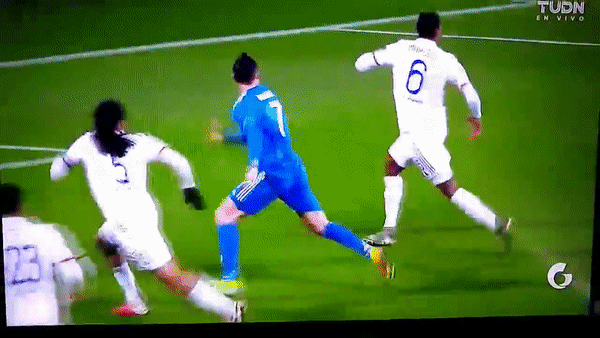 Chứng kiến đội nhà sắp toang, Ronaldo quyết định bay giữa ngân hà kiếm penalty nhưng bất thành - Ảnh 1.