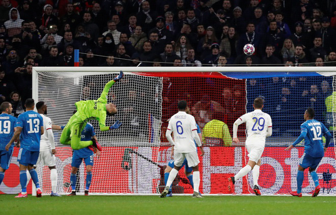 Thi đấu bạc nhược, Ronaldo và Juventus nhận thất bại ê chề ở lượt đi vòng 1/8 Champions League - Ảnh 2.