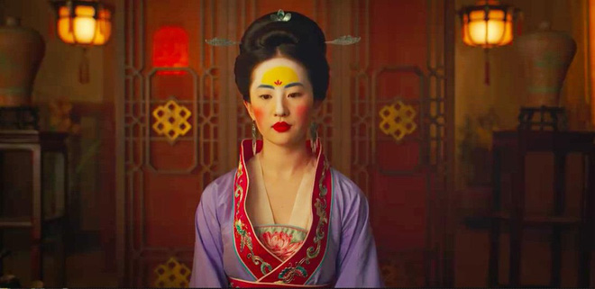 Cảnh hôn của thần tiên tỉ tỉ Lưu Diệc Phi ở Mulan bị cắt trên chính quê nhà, khán giả ai nấy gật gù đồng ý - Ảnh 1.