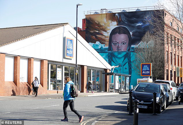 Greta Thunberg kéo hàng chục ngàn học sinh bỏ học, tụ tập biểu tình giữa bối cảnh dịch bệnh Covid-19 đang lan rộng trên khắp Châu Âu - Ảnh 2.