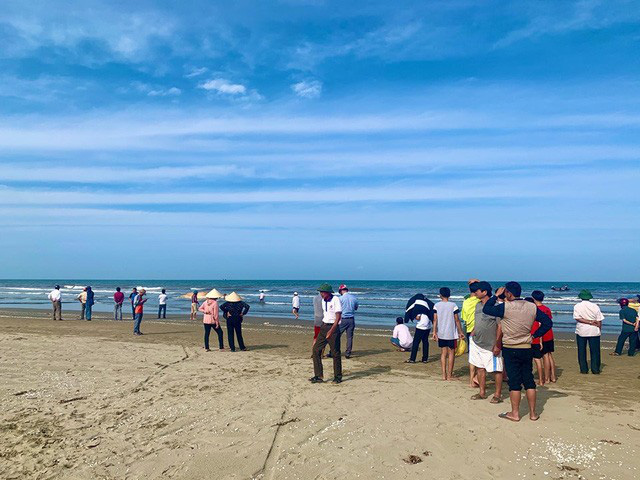 X&aacute;c c&aacute; voi &ldquo;khủng&rdquo; nặng khoảng 10 tấn dạt v&agrave;o bờ biển H&agrave; Tĩnh - Ảnh 2.