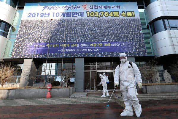 Lý do virus corona lây lan trong giáo phái Shincheonji Hàn Quốc: Cầu nguyện chen chúc trong phòng kín, ốm cũng không được vắng mặt - Ảnh 2.