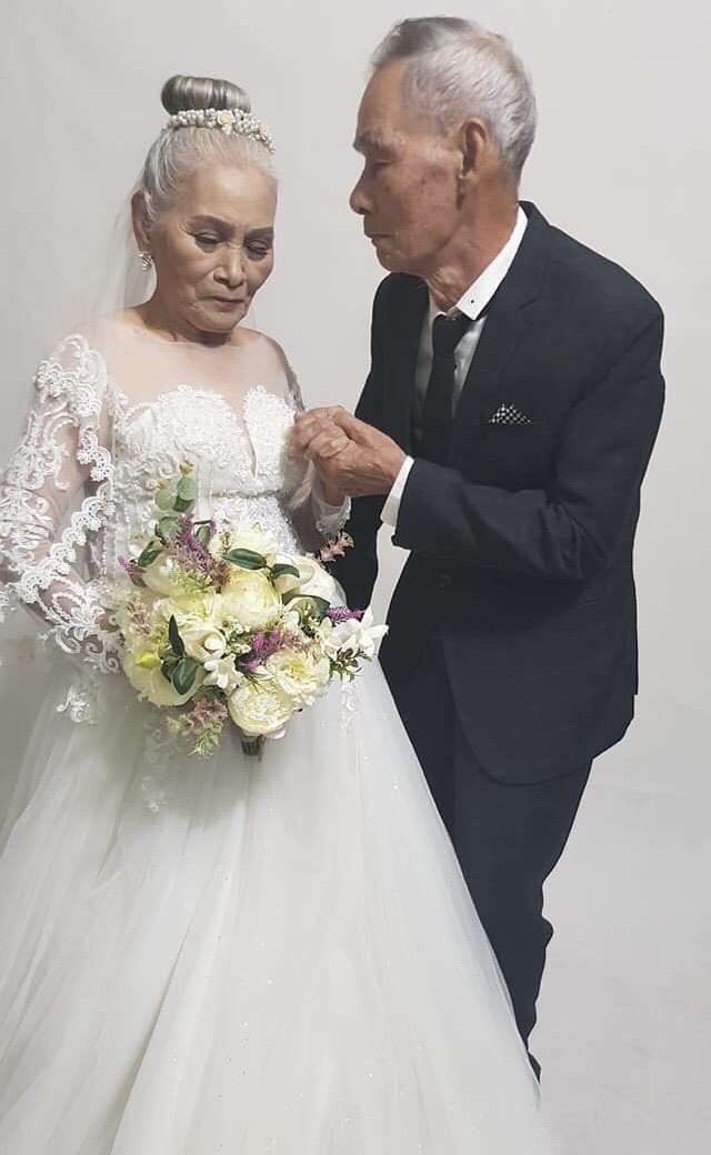 Hãy cùng chiêm ngưỡng bức ảnh đặc biệt của cặp đôi cụ già U80 trong ngày cưới. Bức ảnh chứa đựng những tình cảm và kỷ niệm vô giá của cả hai người. Nó đánh dấu một trang mới trong cuộc đời và khiến bạn cảm thấy đầy hy vọng về tình yêu mãnh liệt trong tuổi già.