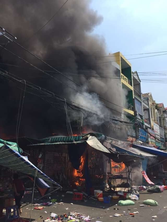 Cháy lớn tại chợ Hạnh Thông Tây ở Sài Gòn, 6 người mắc kẹt kêu cứu - Ảnh 1.