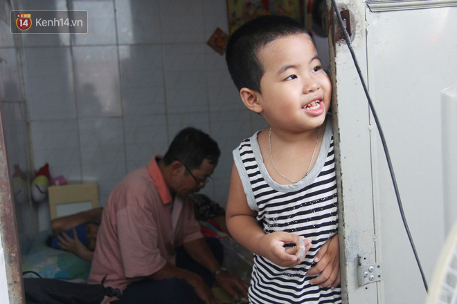 Bà mất, đứa trẻ 5 tuổi tự kỷ không cha mẹ sống cô độc trong căn nhà trọ cùng ông ngoại già yếu - Ảnh 1.