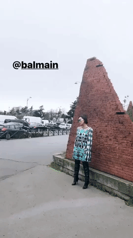 Dự show Balmain: Ch&acirc;u B&ugrave;i tiếp tục &ldquo;biến h&igrave;nh&rdquo; nhưng lần n&agrave;y gồng m&igrave;nh v&aacute;c chiếc đầm tận 10kg - Ảnh 6.