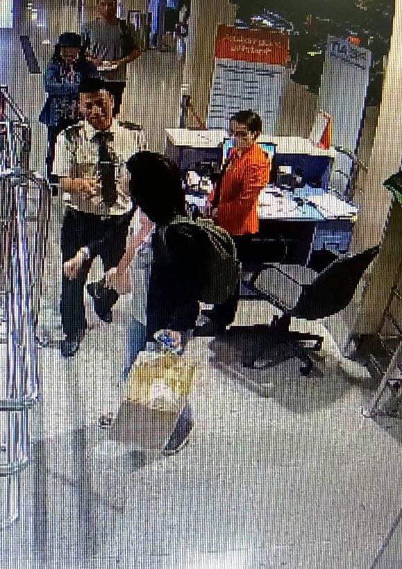 Nữ hành khách mang hành lý quá ký tại Sân bay Tân Sơn Nhất, lao vào cắn nhân viên hàng không - Ảnh 1.