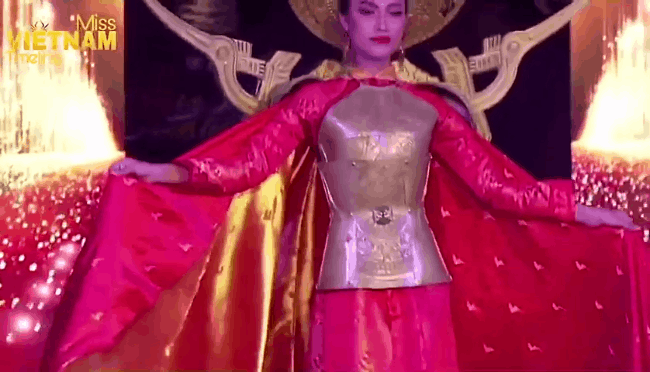 Hoài Sa diện áo đỏ rực, bất ngờ nhất là chi tiết áo giáp mang hình ảnh nữ quyền trên sân khấu Hoa hậu chuyển giới quốc tế 2020 - Ảnh 3.