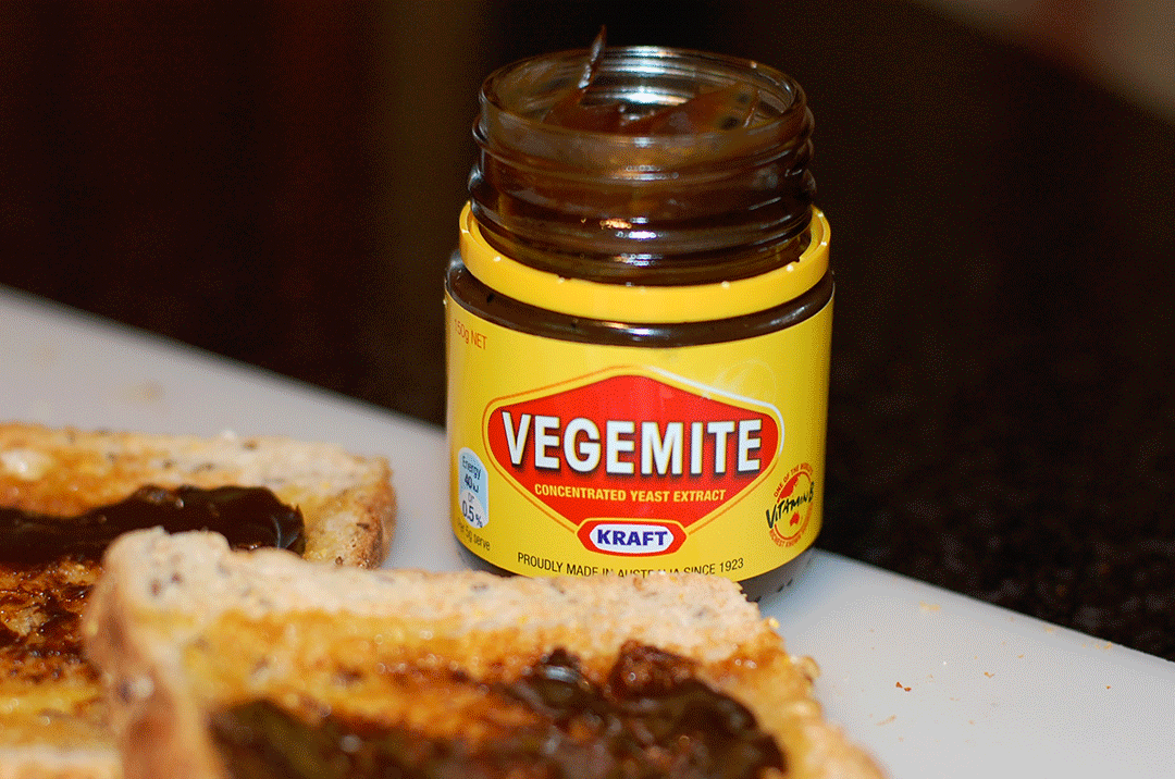 Youtuber Ssoyoung nhăn nhó chịu thua trước mùi vị của Vegemite - loại bơ  được cho là linh hồn của ẩm thực Úc và cho rằng nó có vị như... hải sản
