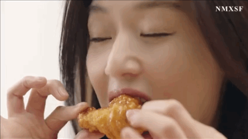 Mợ chảnh Jeon Ji Hyun đóng quảng cáo ăn gà rán: Chị đẹp 38 tuổi khiến netizen phát cuồng vì vừa xinh vừa quá biểu cảm - Ảnh 5.