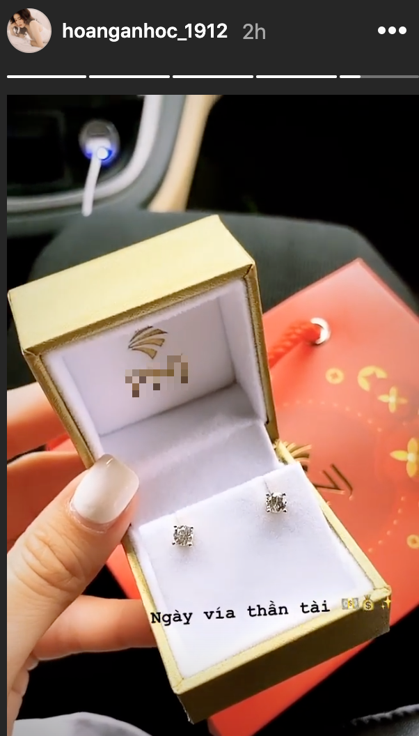 Nhật Linh (vợ Phan Văn Đức) cầm cả xấp tiền đi mua vàng ngày vía thần tài, khoe được chồng tặng Iphone 11 làm quà valentine sớm - Ảnh 2.
