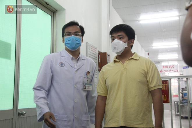 Ảnh: Bệnh nhân nhiễm virus Corona vui mừng khi được xuất viện, cảm ơn các bác sĩ Việt Nam đã tận tình cứu chữa - Ảnh 6.