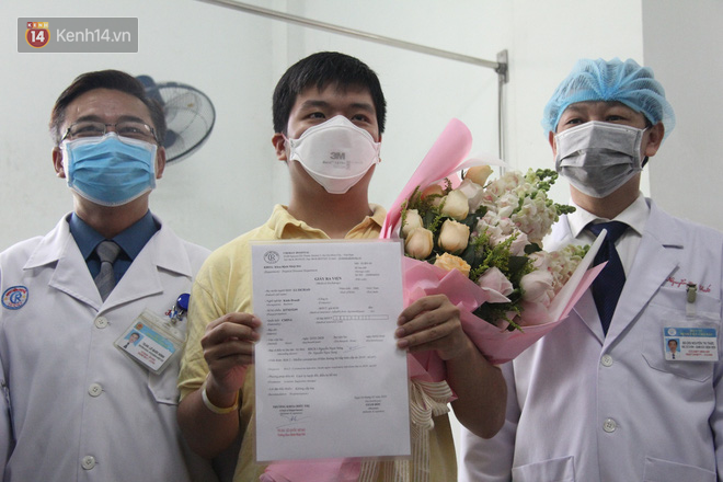Ảnh: Bệnh nhân nhiễm virus Corona vui mừng khi được xuất viện, cảm ơn các bác sĩ Việt Nam đã tận tình cứu chữa - Ảnh 7.