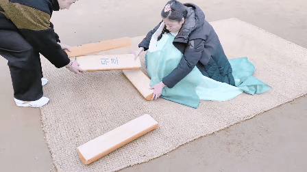 Dàn sao Bố Già bỗng đồng loạt “ném gỗ lên trời” trong vlog mới của Hari Won, hoá ra là chơi một trò bói đặc biệt của Hàn Quốc - Ảnh 2.