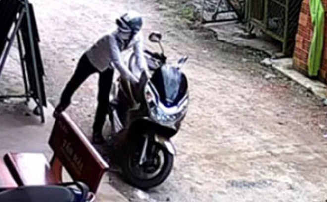 Trộm xe máy, 2 thanh niên dùng CMND của nạn nhân để đi thuê nhà nghỉ bị công an mật phục, bắt giữ ở Sài Gòn - Ảnh 1.