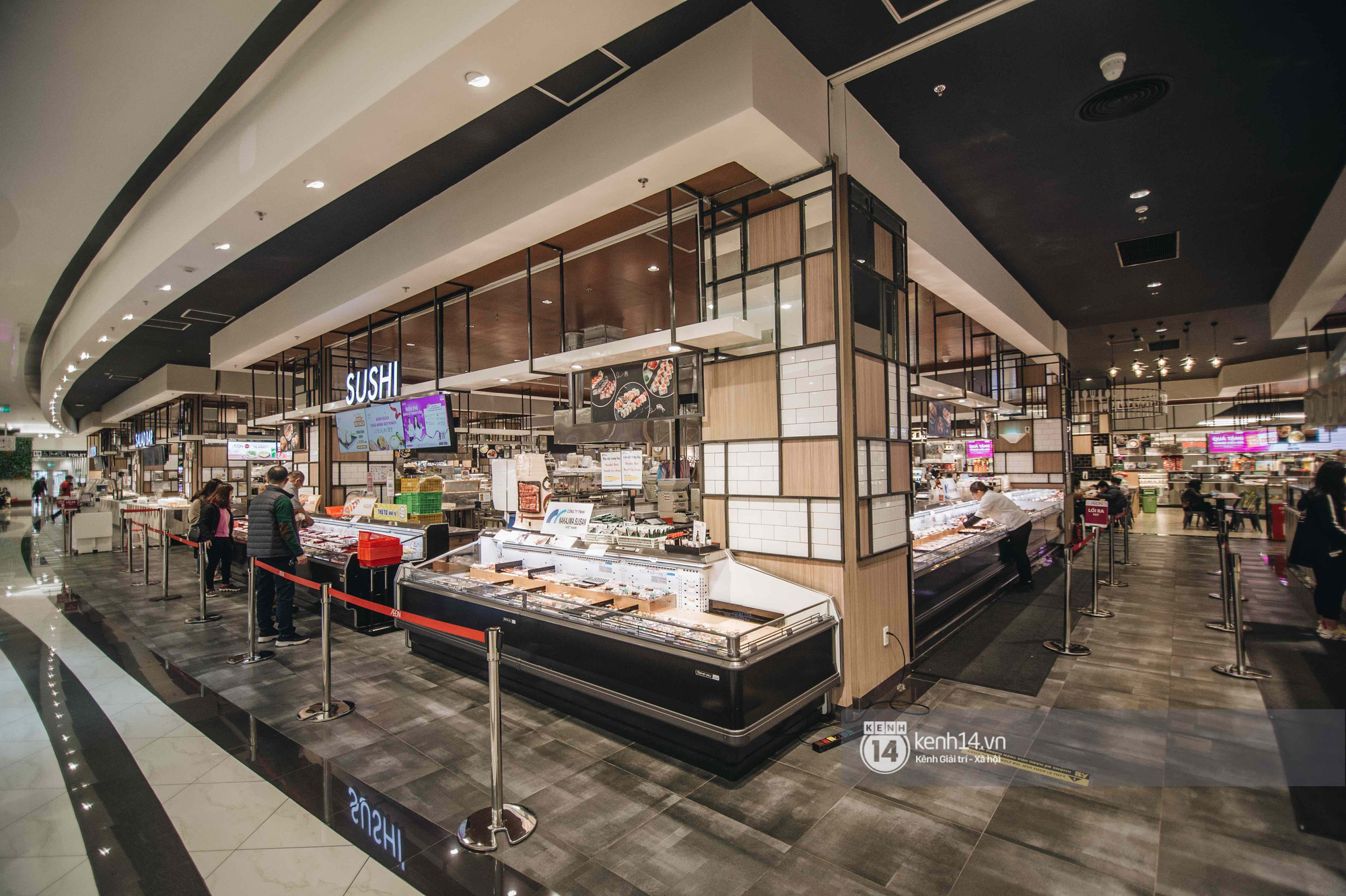 Combo corona kèm mưa gió khiến Aeon Mall Hà Đông vắng tanh so với ngày