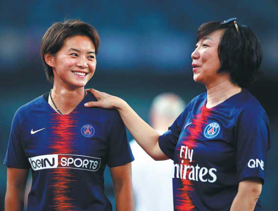 Mắc kẹt ở Vũ Hán vì virus Corona, cầu thủ nữ Trung Quốc gây chú ý khi mang bóng lên sân thượng luyện tập - Ảnh 2.