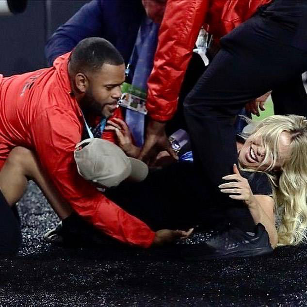 Tiết lộ: Một cô mẫu cực nổi trên Instagram đã chạy thẳng vào sân giữa trận Super Bowl, định lột đồ để nổi tiếng nhưng rồi phải nhận cái kết đắng lòng - Ảnh 2.
