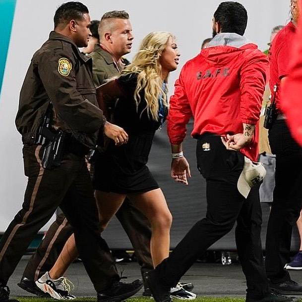 Tiết lộ: Một cô mẫu cực nổi trên Instagram đã chạy thẳng vào sân giữa trận Super Bowl, định lột đồ để nổi tiếng nhưng rồi phải nhận cái kết đắng lòng - Ảnh 3.