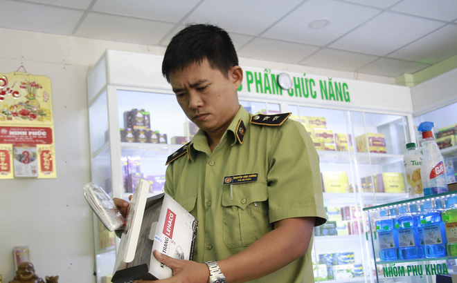 Hai nhà thuốc ở Đắk Lắk bị xử phạt 60 triệu đồng, rút giấy phép vì găm hàng, nâng giá khẩu trang - Ảnh 1.