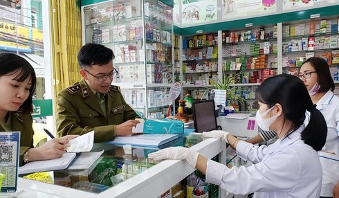 Xử phạt gần 200 triệu đồng đối với 95 cửa hàng thuốc tăng giá khẩu trang y tế - Ảnh 1.