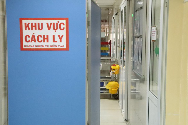Chuyện chưa kể lúc 0 giờ đêm Giao thừa của bác sĩ trực dịch nCoV - Ảnh 1.