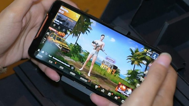 Ngỡ rằng ngoài đời thực cũng giống như trong PUBG, một nam thiếu niên cởi trần ném đá vào nhà cửa và xe cộ - Ảnh 3.