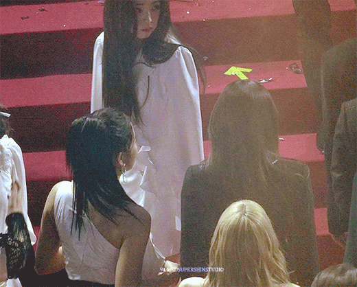 Hot nhất MXH Hàn hôm nay: Tình bạn của tiểu thư nhà YG Jennie và nữ thần SM Irene, choáng khi kéo đến ảnh chụp chung - Ảnh 1.