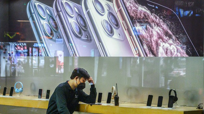 Thiếu hụt lao động sản xuất iPhone, Samsung gặp may vì không còn nhà máy tại Trung Quốc - Ảnh 1.
