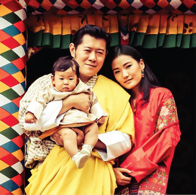 Hoàng tử Rồng của Bhutan mừng sinh nhật 4 tuổi, gây bất ngờ về vẻ ngoại hình và sự vắng mặt bất thường của Hoàng hậu “vạn người mê” - Ảnh 3.