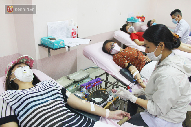 Cạn kiệt nguồn dự trữ máu giữa dịch bệnh virus Corona, hàng trăm bạn trẻ Sài Gòn vui vẻ xếp hàng đi hiến máu cứu người - Ảnh 7.