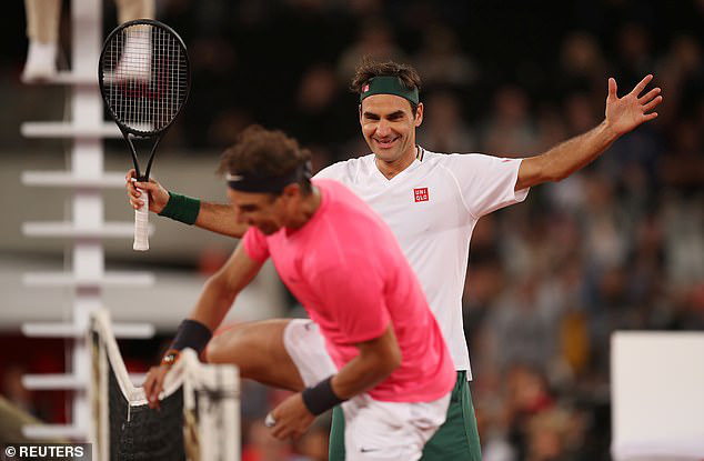 Nadal hạnh ph&uacute;c &ocirc;m chầm Federer khi hai huyền thoại quần vợt c&ugrave;ng lập n&ecirc;n kỷ lục v&ocirc; tiền kho&aacute;ng hậu về số kh&aacute;n giả - Ảnh 7.