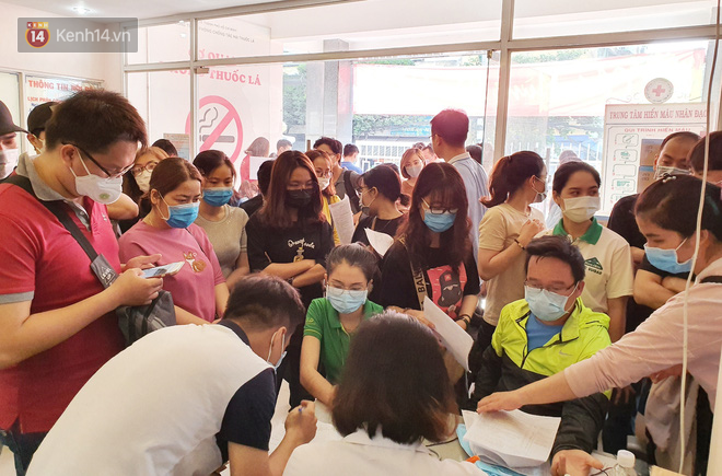 Cạn kiệt nguồn dự trữ máu giữa dịch bệnh virus Corona, hàng trăm bạn trẻ Sài Gòn vui vẻ xếp hàng đi hiến máu cứu người - Ảnh 6.