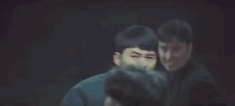 Crash Landing on You tập 13: Hyun Bin kéo 500 anh em Triều Tiên xử đẹp kẻ thù nhưng sơ hở để Son Ye Jin lãnh một viên đạn? - Ảnh 1.