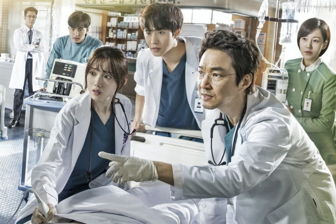 Chân dung lương y như từ mẫu xứ Hàn: Song Hye Kyo liều mạng vì bệnh nhân, thầy thuốc Kim gây sốt vì mở viện cho người nghèo - Ảnh 2.