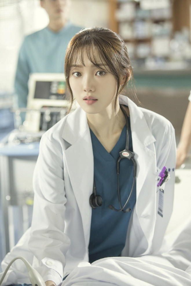 5 nữ bác sĩ đã xinh đẹp lại còn có tâm với nghề của màn ảnh Hàn: Cả Song Hye Kyo lẫn Lee Sung Kyung đều bất chấp tính mạng vì bệnh nhân - Ảnh 1.
