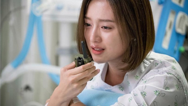 5 nữ bác sĩ đã xinh đẹp lại còn có tâm với nghề của màn ảnh Hàn: Cả Song Hye Kyo lẫn Lee Sung Kyung đều bất chấp tính mạng vì bệnh nhân - Ảnh 9.