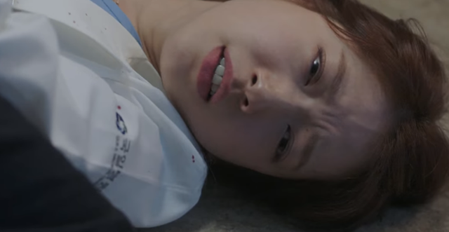 5 nữ bác sĩ đã xinh đẹp lại còn có tâm với nghề của màn ảnh Hàn: Cả Song Hye Kyo lẫn Lee Sung Kyung đều bất chấp tính mạng vì bệnh nhân - Ảnh 12.